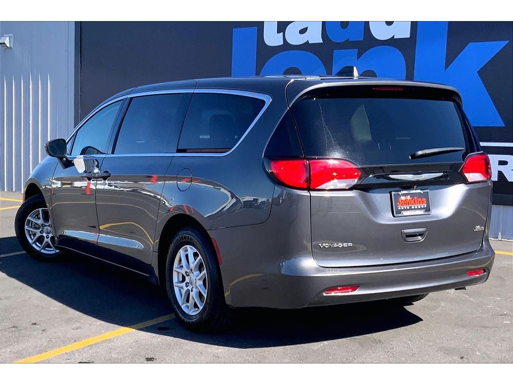 2022 Chrysler Voyager LX