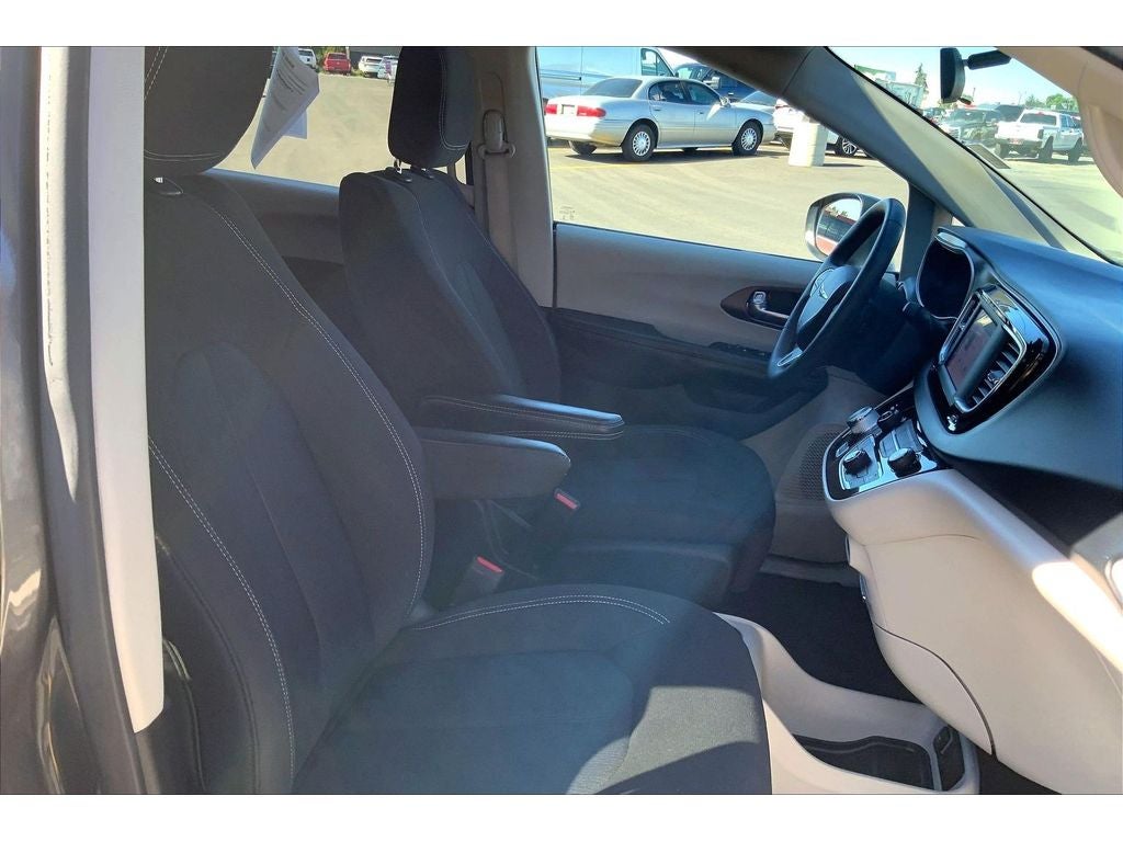 2022 Chrysler Voyager LX