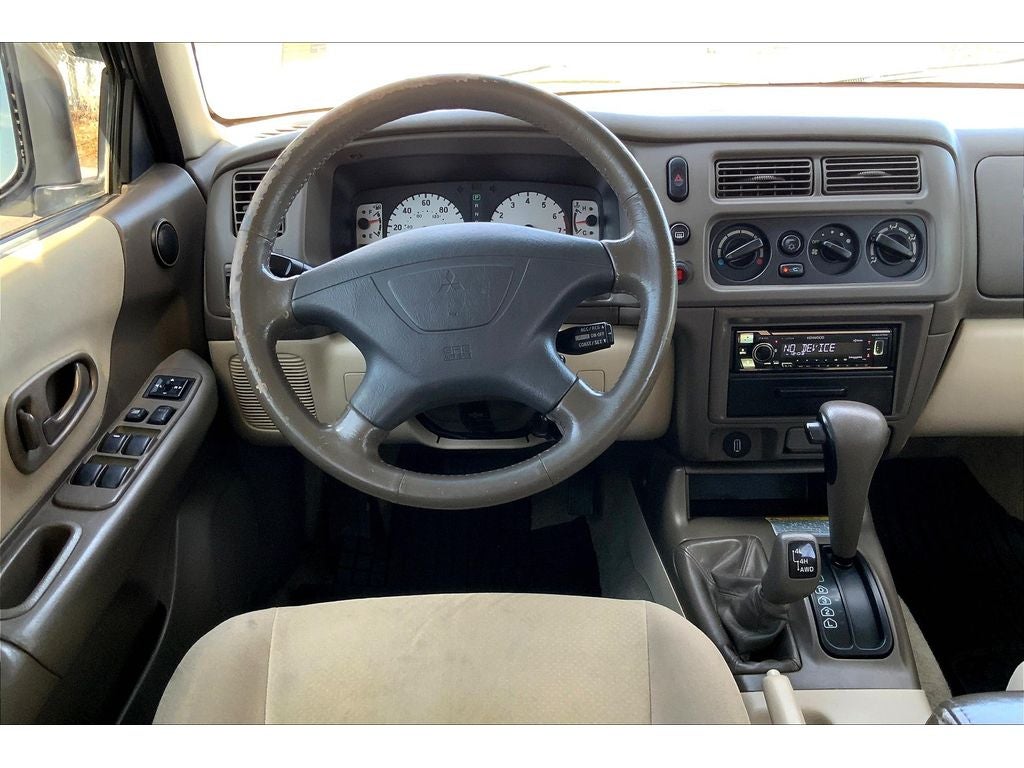 2004 Mitsubishi Montero Sport XLS