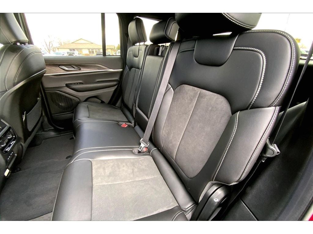 2026 Jeep Grand Cherokee Laredo Altitude