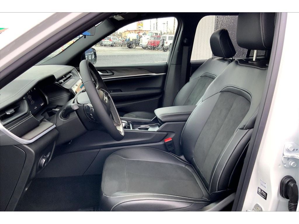 2026 Jeep Grand Cherokee Laredo Altitude