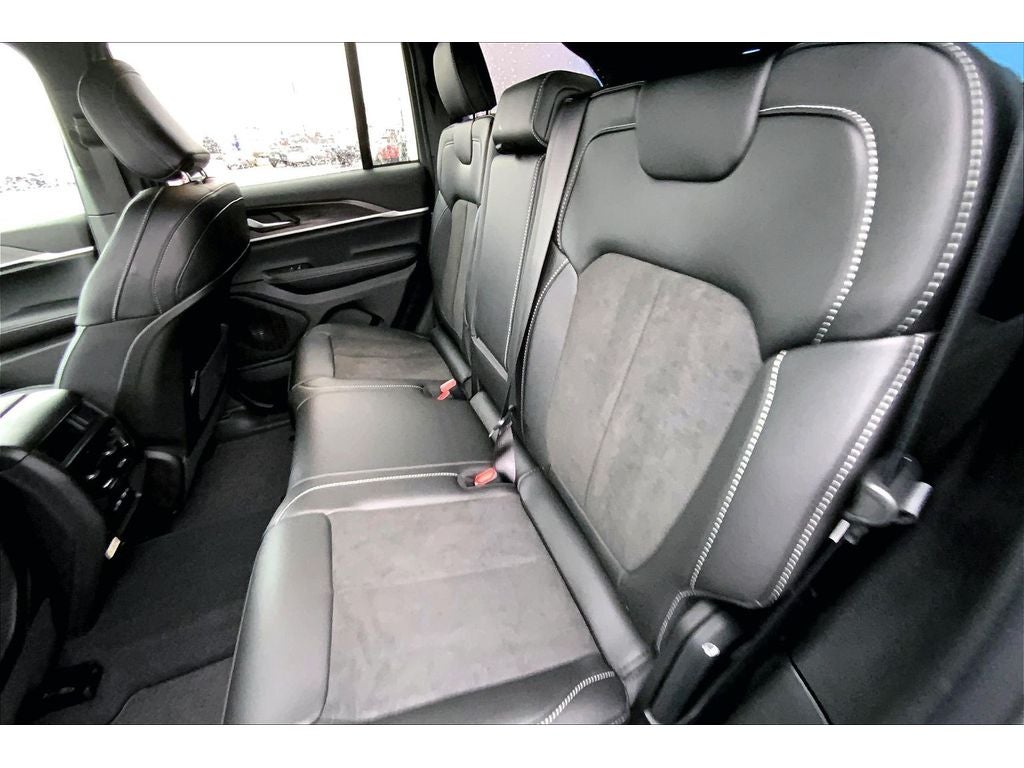 2026 Jeep Grand Cherokee Laredo Altitude