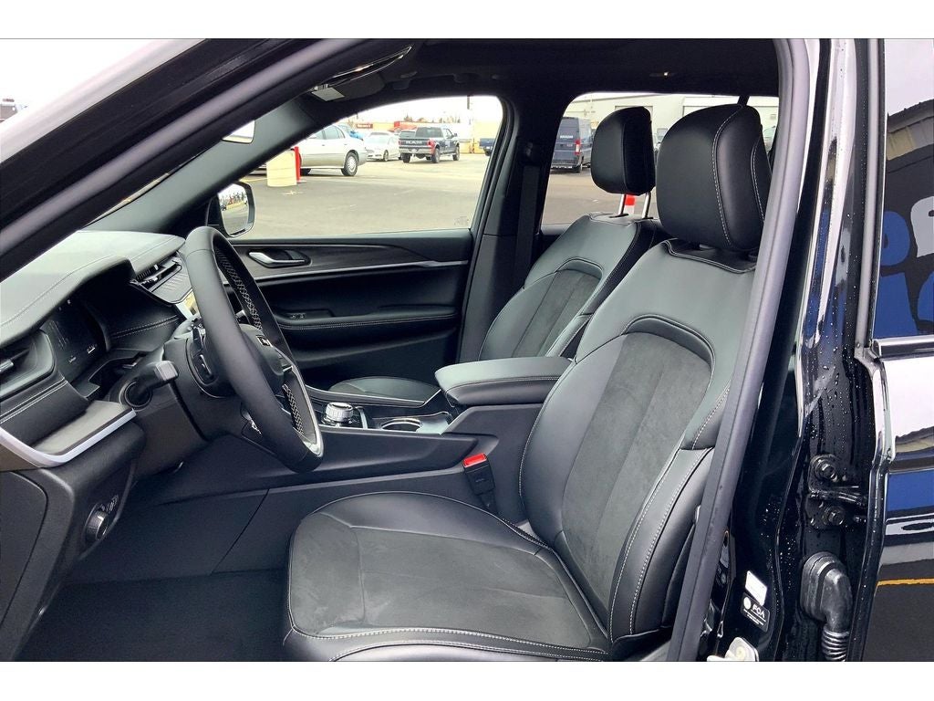 2026 Jeep Grand Cherokee Laredo Altitude