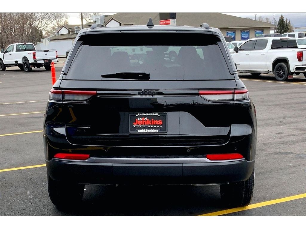 2026 Jeep Grand Cherokee Laredo Altitude