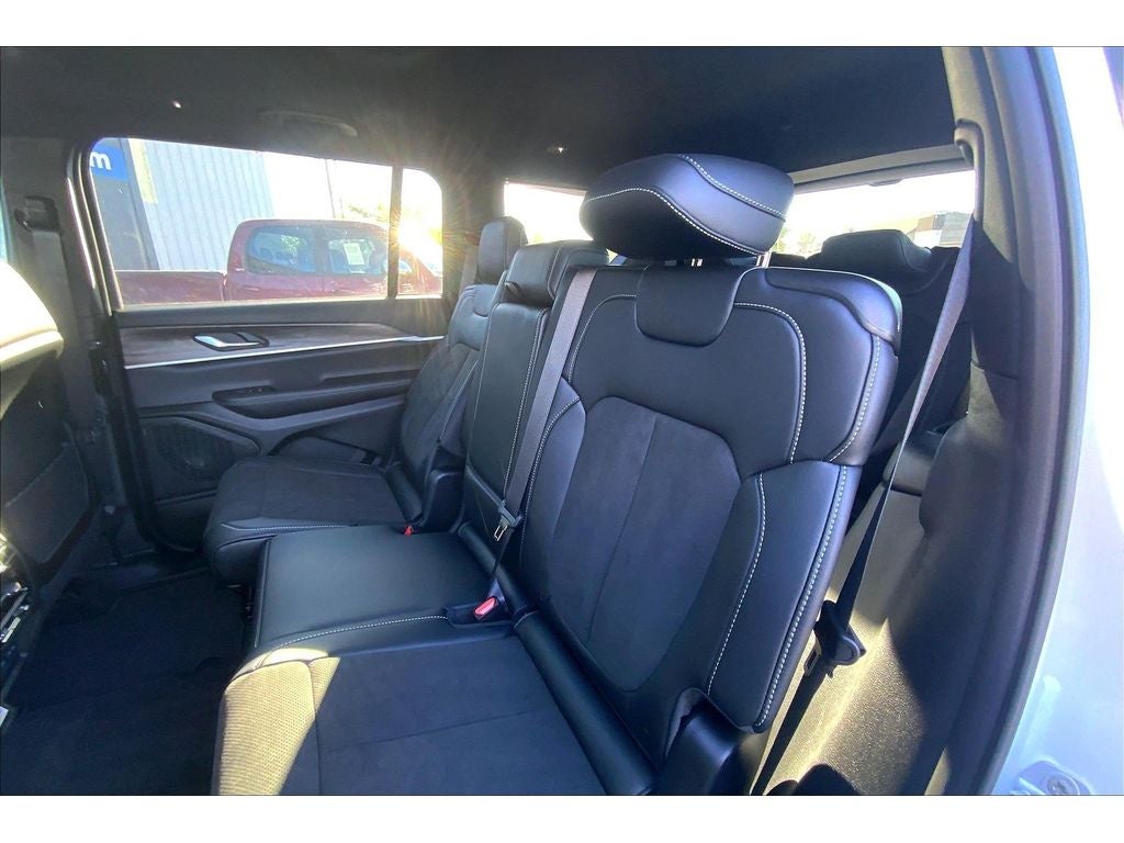 2026 Jeep Grand Cherokee L Laredo Altitude