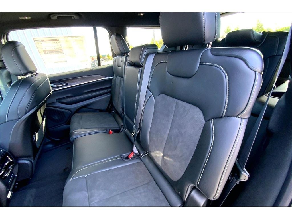 2026 Jeep Grand Cherokee L Laredo Altitude