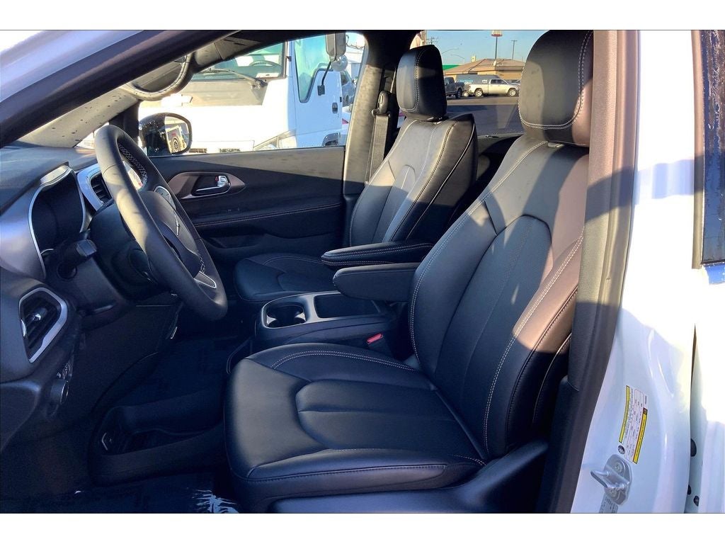 2026 Chrysler Voyager LX